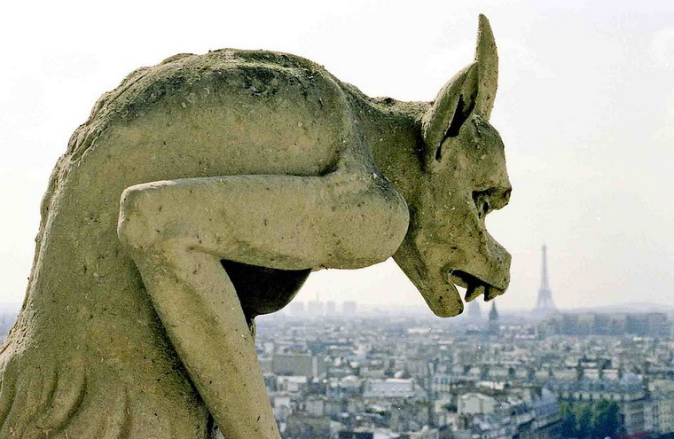  Những bức tượng quái thú trên các tháp chuông nhà thờ vừa độc đáo về nghệ thuật, vừa được liên kết với hệ thống thoát nước mưa một cách tài tình. 