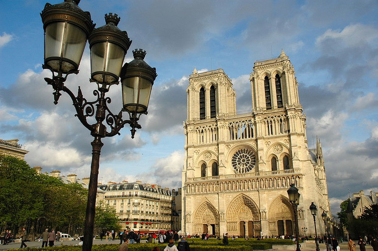  Được xây dựng bên bờ sông Seine của Paris từ thế kỷ 12 - 14, Nhà thờ Đức Bà Paris (Notre-Dame de Paris) là một trong những nhà thờ Công giáo nổi tiếng nhất thế giới. 