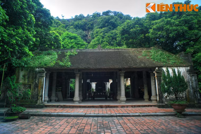 Phía dưới chân núi Địch Lộng là một hệ thống kiến trúc đình, đền, được xây dựng theo thế chữ "Tam" trên một diện tích rộng hơn 1ha. Công trình nổi bật ở đây là đình thờ Lý Quốc Sư, còn được gọi là Đình Đá, vì tất cả các cột, tảng, xà đùi, cái bẩy đều bằng đá.