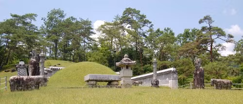 Khu lăng mộ Hoàng gia Joseon được coi là một ví dụ nổi bật cho kiến trúc quần thể và xây dựng cảnh quan, qua đó thể hiện được một giai đoạn quan trọng trong sự phát triển của văn hóa xây dựng mộ phần tại những ngôi mộ Triều Tiên hay Đông Á nói chung.