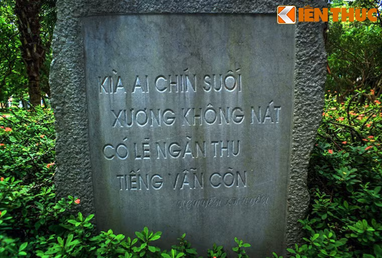 Mặt sau bia là hai câu được cho là của cụ Nguyễn Khuyến khóc cụ Tú: "Kìa ai chín suối xương không nát/ Có lẽ ngàn thu tiếng vẫn còn".