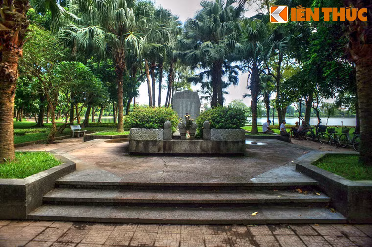 Ngôi tọa lạc tại mảnh đất xưa kia thuộc làng Vị Xuyên, huyện Mỹ Lộc, tỉnh Nam Định - nơi chôn nhau cắt rốn của Tú Xương. Trong nhiều thập niên, mộ chỉ là một nấm đất nằm âm thầm bên hồ, đến mức đã lan truyền trong dân gian mấy vần thơ sau: Xè xè nấm đất bên hồ/ Hỏi ra mới biết rằng mồ Tú Xương!