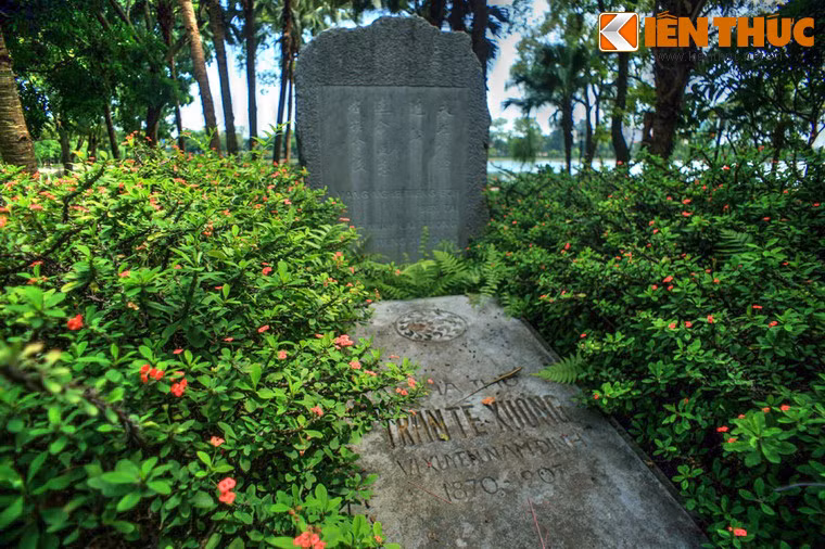 Liền kề là tấm bia đá, với cả hai mặt bia đều có khắc thơ.