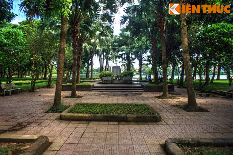 Đó chính là mộ của nhà thơ Tú Xương (Trần Tế Xương, 1870 - 1907), một nhà thơ lỗi lạc và là một đứa con ưu tú của mảnh đất Nam Định.