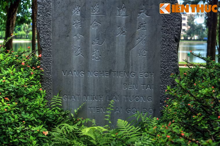 Mặt trước bia là hai câu trong bài thơ nổi tiếng "Sông lấp" của Tú Xương: "Vẳng nghe tiếng ếch bên tai/ Giật mình lại tưởng tiếng ai gọi đò" (hiện có các ý kiến cho rằng phải thay chữ "lại" trong câu hai bằng chữ "còn" mới đúng nguyên tác thơ của cụ Tú).