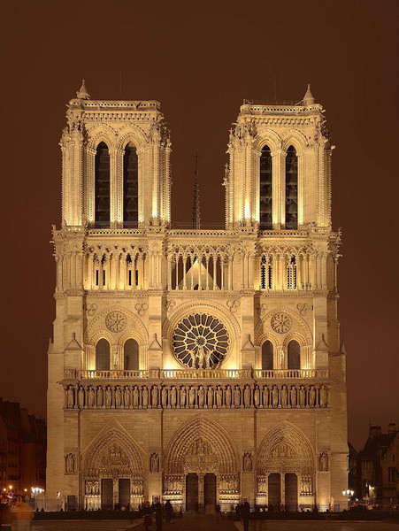 Đây là một công trình kiến trúc tiêu biểu của trường phái Gothic với những mái vòm có đầu nhọn.