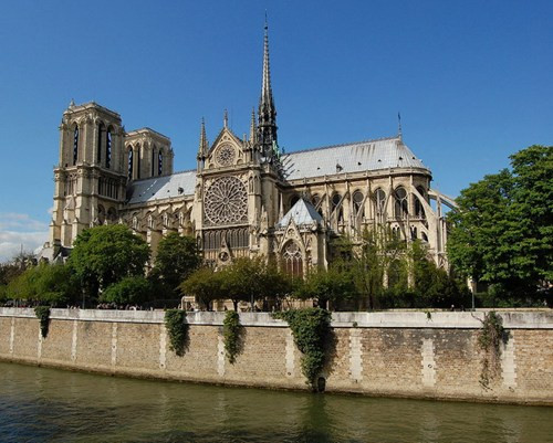 Nhà thờ có chiều dài 130m, chiều ngang 48m, chiều cao 35m có thể chứa được 6.500 người.