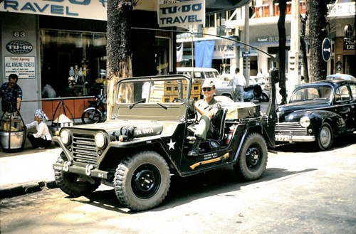 Lính Mỹ trên một chiếc xe jeep đỗ ở đường Tự Do, Sài Gòn.
