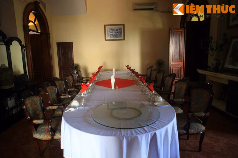 Phòng ăn lớn ở tầng 1 của biệt thự.