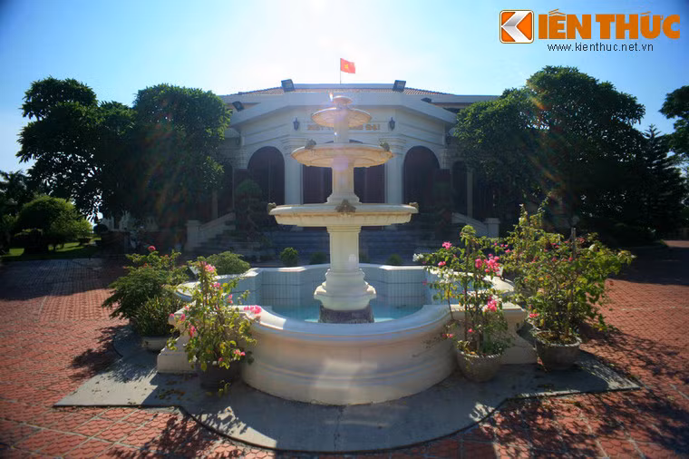 Biệt thự được Toàn quyền Đông Dương Pafquiere cho xây dựng từ năm 1928, với hình bát giác theo kiến trúc Pháp. Sau đó ít lâu, ông Toàn quyền Đông Dương nhượng lại biệt thự cho vua Bảo Đại.