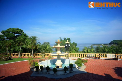 Biệt thự có diện tích nền rộng gần 1.000m2, nằm trong khuôn viên rộng 3.700m2 ở độ cao 36m so với mặt nước biển. Là dinh thự có vị trí đắc địa nhất khu nghỉ mát Đồ Sơn, từ nơi đây có thể bao quát toàn cảnh bán đảo Đồ Sơn.