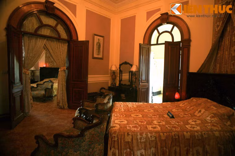 Từ giữa năm 1999, du khách có thể nghỉ qua đêm tại biệt thự trong các căn phòng mà Bảo Đạo cùng vợ và các hoàng tử, công chúa từng sử dụng. Ảnh: Các phòng ngủ của Bảo Đại và Nam Phương Hoàng hậu ở tầng 1.