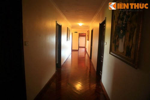 Dãy hành lang tầng 2, nơi có các căn phòng dành cho công chúa và hoàng tử nhà Nguyễn.