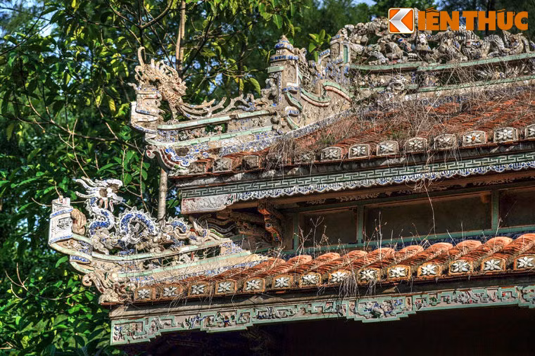 Dù vậy, vẫn có thể nhìn thấy những dấu vết của sự vương giả còn sót lại qua những họa tiết kiến trúc cầu kỳ của ngôi biệt thự hoành tráng giữa vùng quê nghèo khổ một thời.