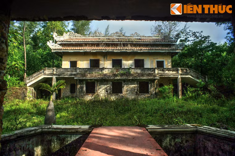 Khu đất này trước đây là của ông Bát Tấn (người Sài Gòn), sau đó ông Tấn bán lại cho một vị quan triều Nguyễn tên là Bùi Duy Tín. Tiếp theo con cháu ông Tín bán lại cho một thương nhân người Hoa sống ở đường Trần Hưng Đạo - Huế tên là Lý Lâm Tinh để lập vườn... Ảnh: Ngôi biệt thự của Ngô Đình Cẩn.