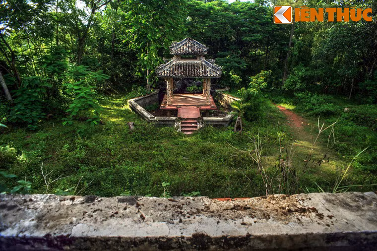 Năm 1964, sau khi Tổng thống Ngô Đình Diệm bị đảo chính, Cẩn đã bị bắt và lãnh án tử hình.