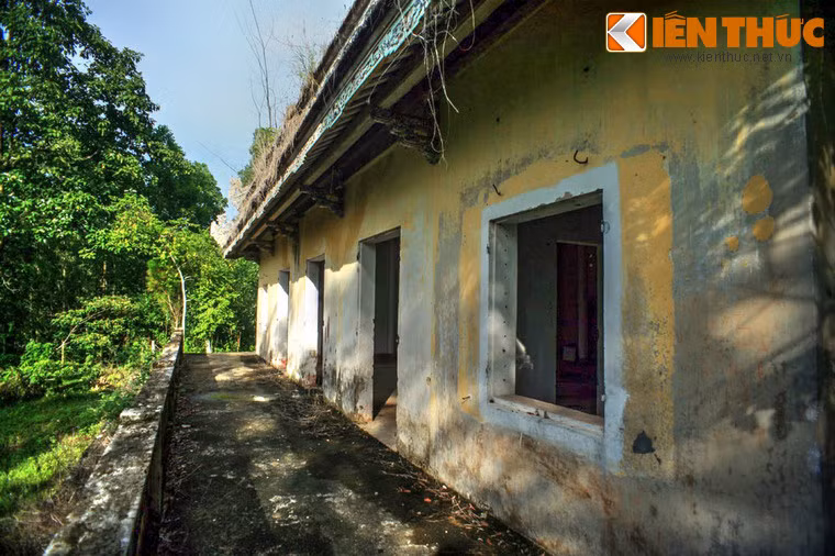 Đồng thời, đây cũng là một tổng hành dinh, nơi Ngô Đình Cẩn theo dõi, giám sát chỉ đạo các hoạt động tra tấn, đánh đập tù nhân của bọn tay sai đối với các chiến sĩ Cách mạng đang bị giam cầm, đày ải trong nhà lao Chín Hầm gần đó.