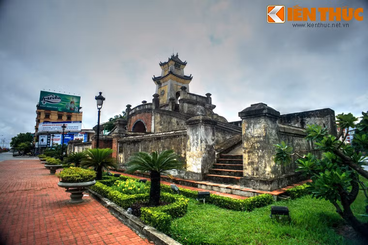 Lũy Thầy đã đóng vai trò rất quan trọng trong việc bảo vệ chúa Nguyễn giữ vững sự kiểm soát tại Đằng Trong sau gần 50 năm chiến tranh với chúa Trịnh. Ảnh: Mặt sau của Quảng Bình Quan.