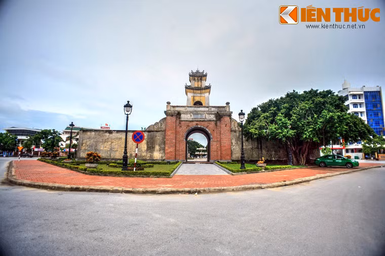 Về kích thước, lũy dài 2.500 trượng, chân rộng 1,5 trương, cao 1 trượng (mỗi trượng khoảng 4m). Ảnh: Quảng Bình Quan - một cửa thuộc hệ thống Lũy Thầy dẫn vào Dinh Quảng Bình thời xưa, là công trình mang tính biểu tượng của Lũy Thầy.