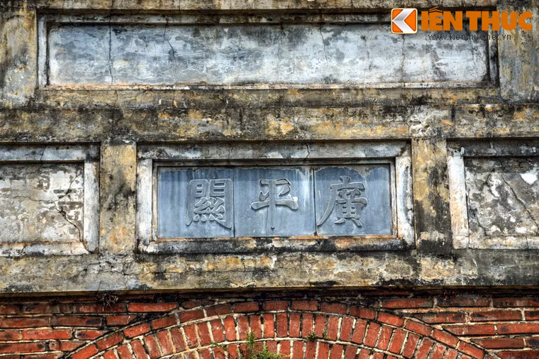 Sau này, vua Thiệu Trị của nhà Nguyễn đã ban cho lũy này tên mới "Định Bắc trường thành" để nhớ ơn các bậc tiền bối đã giữ vững bờ cõi. Ảnh: Bảng tên ở mặt trước Quảng Bình Quan.