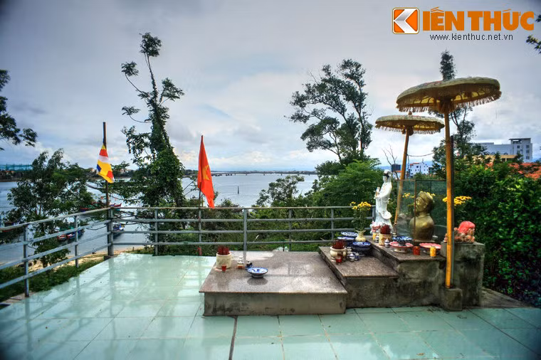 Người dân Đàng Trong gọi hệ thống này là Lũy Thầy để tỏ lòng tôn kính Đào Duy Từ. Ảnh: Bàn thờ nhà quân sự Đào Duy Từ trên lũy Nhật Lệ.