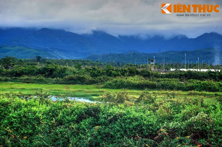 Do được đắp bằng đất nên đến ngày nay, Lũy Thầy gần như đã bị hủy hoại hoàn toàn bởi tác động của thiên nhiên cùng sự phá hoại của con người qua nhiều thế kỷ. Ảnh: Những gò đất cao chạy dọc bờ sông Long Đại là dấu tích của lũy Trường Dục trong hệ thống Lũy Thầy.