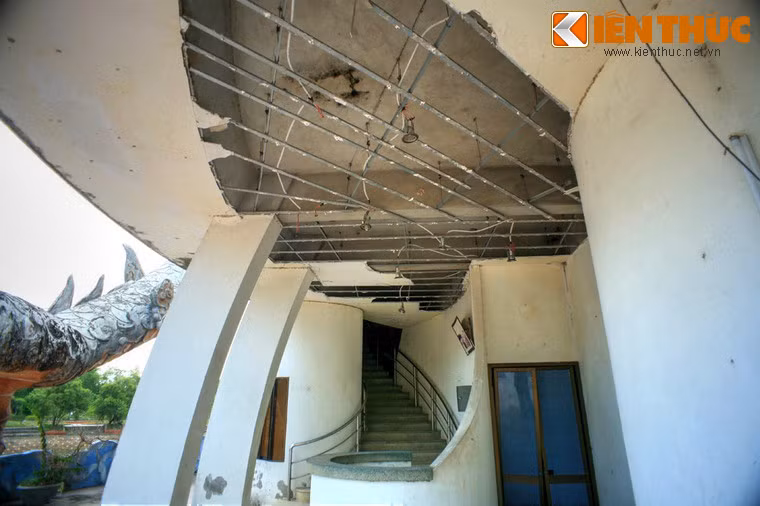 Có thể nhận ra sự xuống cáp nặng nề của công trình khi đi vào bên trong, với những màng trần bong tróc loang lổ, các trang thiết bị gỉ sét và không thể sử dụng...