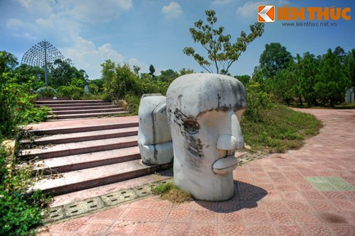 Khu vườn tượng nghệ thuật chịu chung số phận.