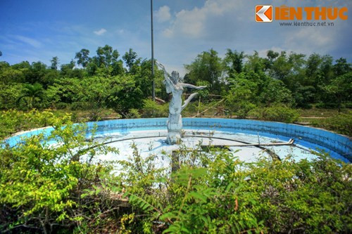 "Nàng tiên cá" vẫy vũng giữa đài phun nước cạn khô, phủ đầy cây bụi.