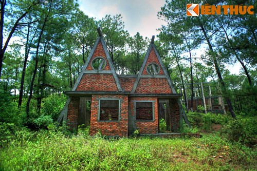 Các biệt thự trên đồi thông gần hồ chỉ là những bộ khung vô hồn.