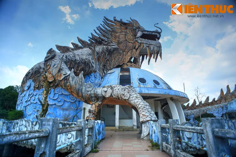 Tâm điểm của khu vui chơi là một tòa hình rồng khổng lồ nổi giữa hồ Thủy Tiên, giờ đây đã trở nên nhem nhuốc và tàn tạ, gây cảm giác ớn lạnh khi chứng kiến.