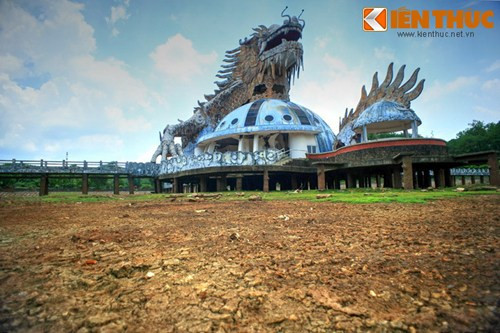 Khung cảnh càng trở nên thê lương khi mặt hồ Thủy Tiên cạn khô do không được cấp nước sau nhiều ngày không mưa.