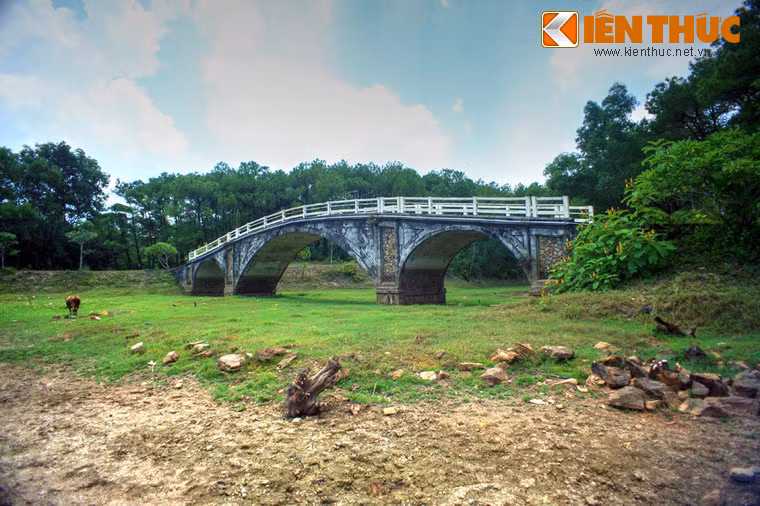 Với tình trạng này, hầu như không còn ai tìm đến Trung tâm vui chơi - giải trí hồ Thủy Tiên, trừ một vài cặp đôi muốn chụp ảnh cưới với phong cách khác lạ.