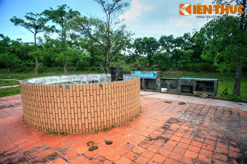 Hấu hết các công trình khác trong khu vui chơi giải trí đều rơi vào tình trạng hoang phế, trong đó nhiều công trình còn chưa hoàn thiện, như khu vệ sinh công cộng này.