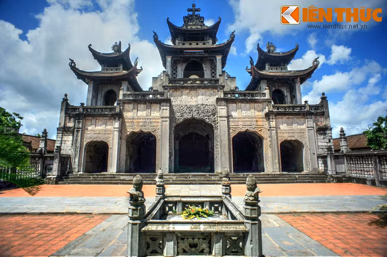 Phía sau tòa Phương Đình là nhà thờ lớn. Nhà thờ này được xây dựng từ năm 1891 với tên chính thức là Nhà thờ Đức Mẹ Mân Côi, nay là nhà thờ Chính tòa của vị Giám mục Phát Diệm. Nhà thờ dài 74m, rộng 21m, cao 15m, có bốn mái và có năm lối vào dưới các vòm đá được chạm trổ.