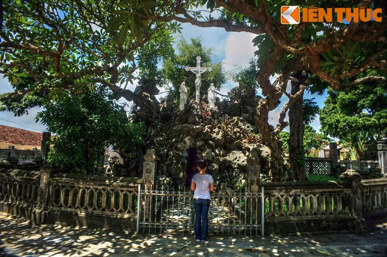 Nhà thờ Phát Diệm có tất cả 3 hang đá nằm cách nhau khoảng 100m, được tạo bằng những khối đá lớn nhỏ khác nhau giữ nguyên dáng vẻ tự nhiên. Trên các hang đá bài trí nhiều tượng thánh.