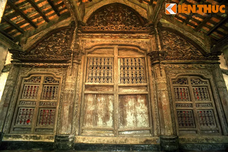 Bên cạnh đó, nghệ thuật điêu khắc gỗ cũng góp phần làm nên giá trị kiến trúc độc đáo của nhà thờ.