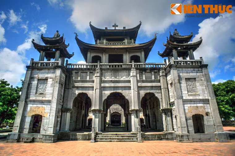 Công trình đầu tiên trong khuôn viên nhà thờ là tòa Phương Đình, một công trình kiến trúc cao 25m, rộng 17m, dài 24m gồm ba tầng được xây dựng bằng đá phiến, được trang trí bằng nhiều tượng và phù điêu khắc chạm trên đá hình ảnh chúa Jesus và các vị thánh với những đường nét thanh thoát.