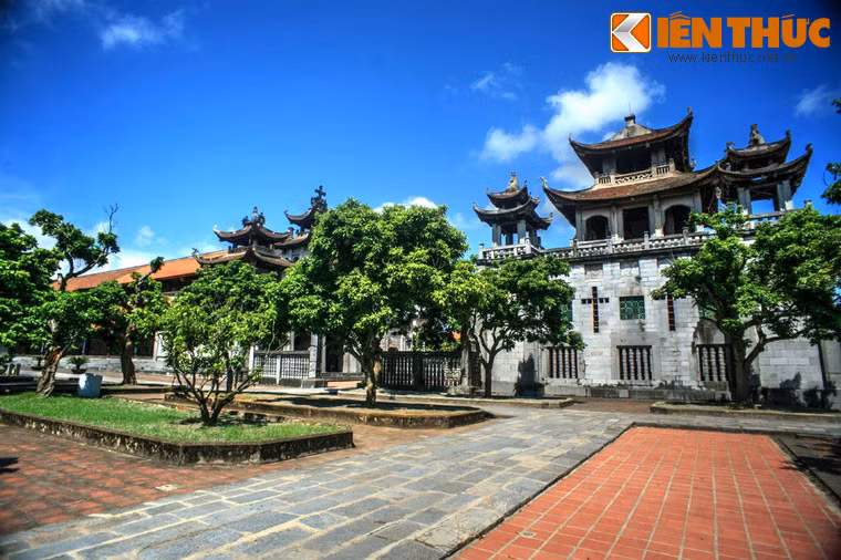 Nhà thờ đá Phát Diệm được xây dựng từ năm 1875-1898, là một nhà thờ đẹp và độc đáo bậc nhất Việt Nam. Đây là một quần thể kiến trúc gồm 1 nhà thờ lớn, 5 nhà thờ nhỏ cùng nhiều công trình khác trên khuôn viên rộng 22ha ở TT Phát Diệm, huyện Kim Sơn, tỉnh Ninh Bình. Nét độc đáo của nhà thờ là phong cách kiến trúc mô phỏng đình chùa của người Việt cùng chất liệu xây dựng chủ yếu là đá và gỗ.