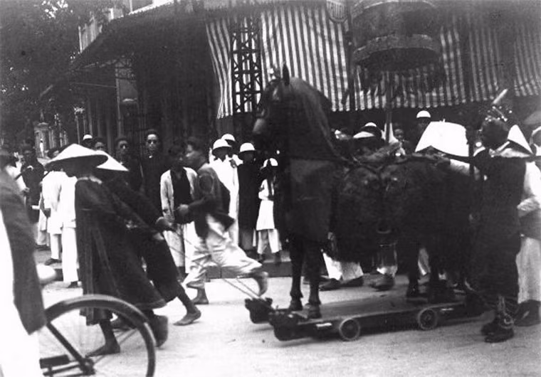 Rước tượng ngựa theo nghi lễ truyền thống.