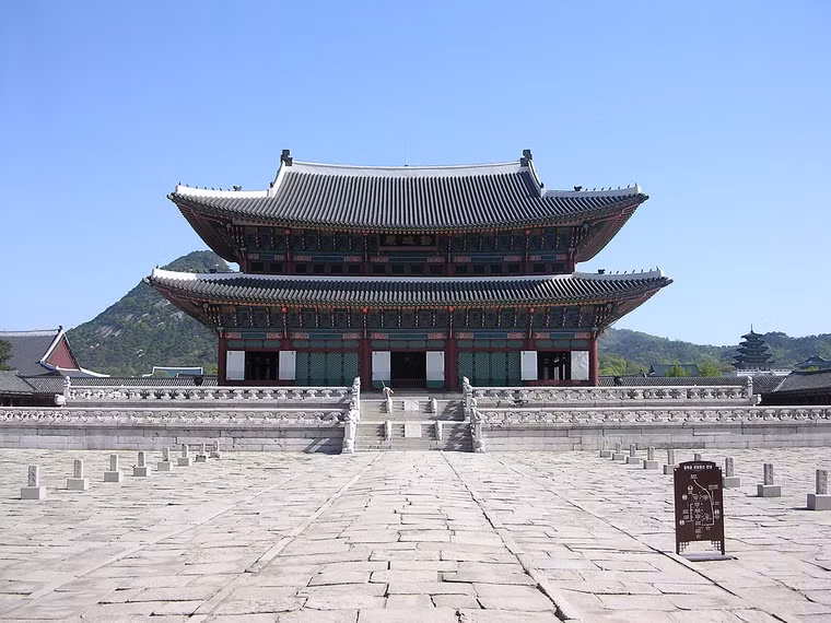 Điện Geunjeongjeon là công trình trung tâm của Hoàng cung Gyeongbokgung. Đây là nơi đặt ngai vàng và thực hiện các lễ nghi chính thức của hoàng đế Triều Tiên, tương đương với điện Thái Hòa ở Hoàng thành Huế.