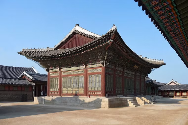 Điện Sajeongjeon là nơi nhà vua điều hành việc triều chính, tổ chức các cuộc họp với quan lại trong triều.