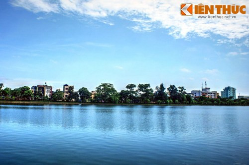 Cách mộ nhà thơ Tú Xương không xa là hồ Vị Xuyên. Đây là phần còn sót lại của sông Vị Hoàng - con sông đã tạo cảm hứng cho nhà thơ thành Nam viết nên bài thơ bất hủ "Sông lấp".