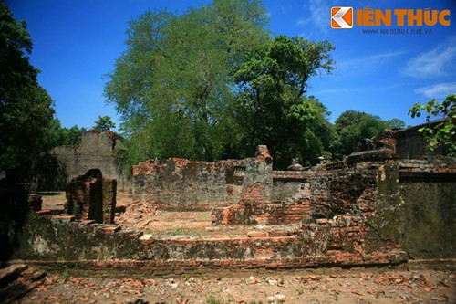 Giai đoạn thứ nhất từ năm 1866 đến 1883 - thời gian Vua Tự Đức còn sống và xây lăng. Giai đoạn này các kiến trúc là nơi tạm trú của các phi tần theo hầu mỗi khi vua lên thăm lăng.