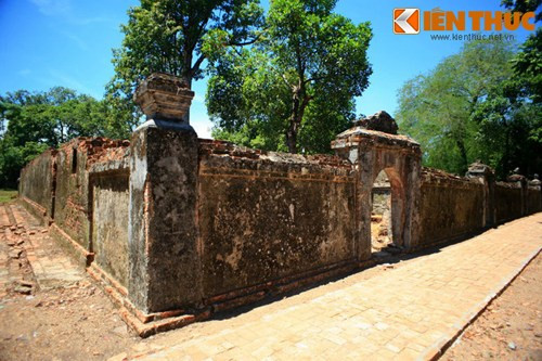 Đây là một khu cung cấm có quy mô to lớn, được xây dựng làm nơi ăn ở, sinh hoạt của các cung tần, mỹ nữ mỗi khi theo vua Tự Đức lên đây.