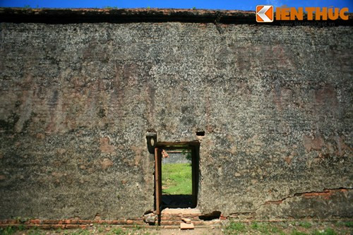 Bức tường thành cao ngăn cách khu Y Khiêm Viện và Trì Khiêm Viện với các khu vực khác của lăng Tự Đức.