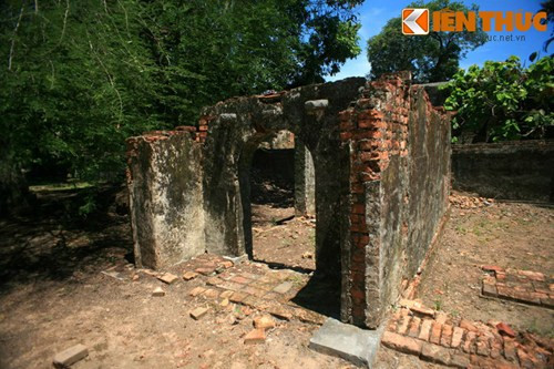 Khi đó, các kiến trúc đều được bố trí thoáng đãng, mở thông với các khu vực bên ngoài.