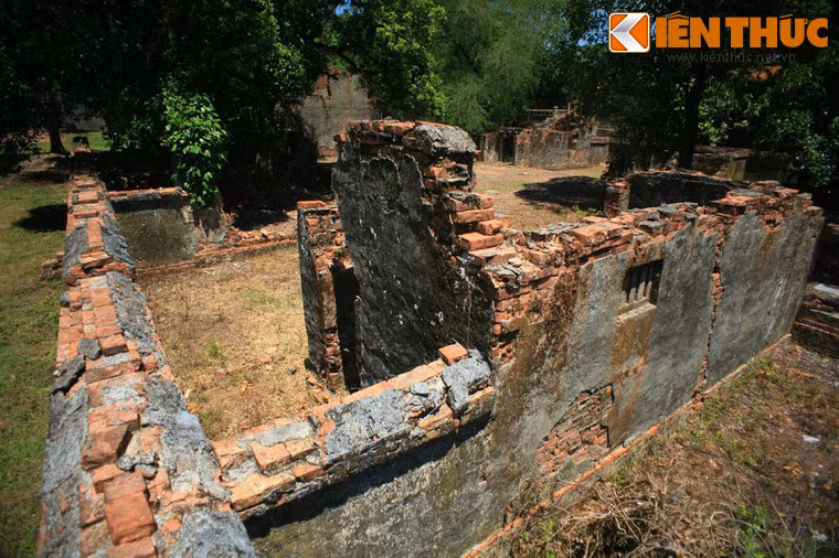 Do các tư liệu lịch sử về Y Khiêm Viện và Trì Khiêm Viện không còn được lưu giữ nên công năng và vị trí chính xác của từng kiến trúc cho đến nay chưa được xác định rõ ràng.