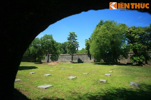 Khu thứ nhất ở phía Tây hầu như không còn một dấu vết kiến trúc nào còn rõ hình hài trên mặt đất, ngoại trừ bức tường thành.