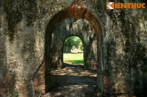 Ngày nay khu vực này được chia làm hai khu riêng biệt, với ranh giới là một hành lang chạy từ Nhu Khiêm môn ra đến tận tường thành phía Nam.